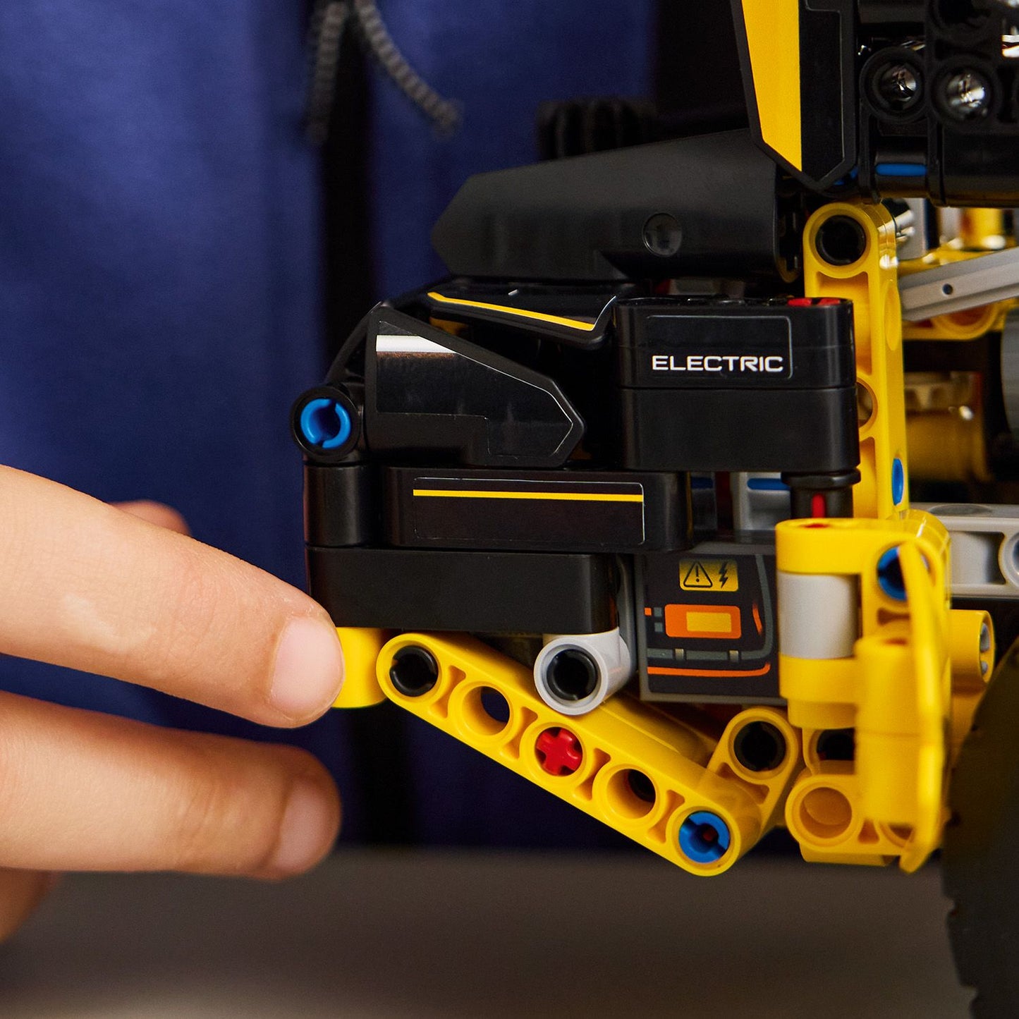 LEGO Technic: Volvo L120 Electric Wheel Loader (42209)