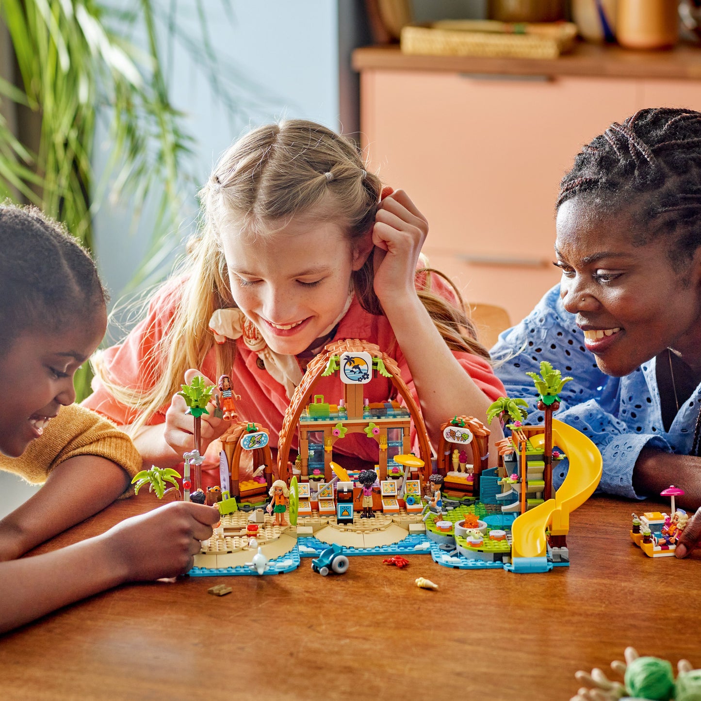 LEGO Friends: Family Holiday Beach Resort (42673)