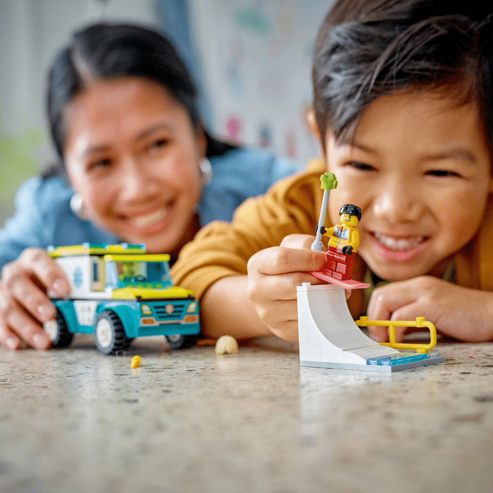 LEGO CITY: Emergency Ambulance and Snowboarder (60403)