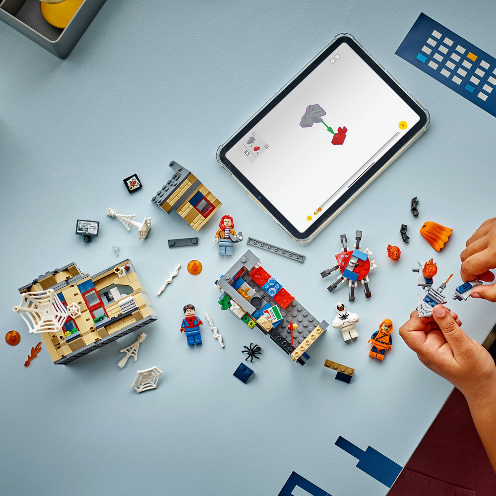 LEGO Super Mario: Mario Kart Interactive LEGO Mario and Standard Kart (72043)