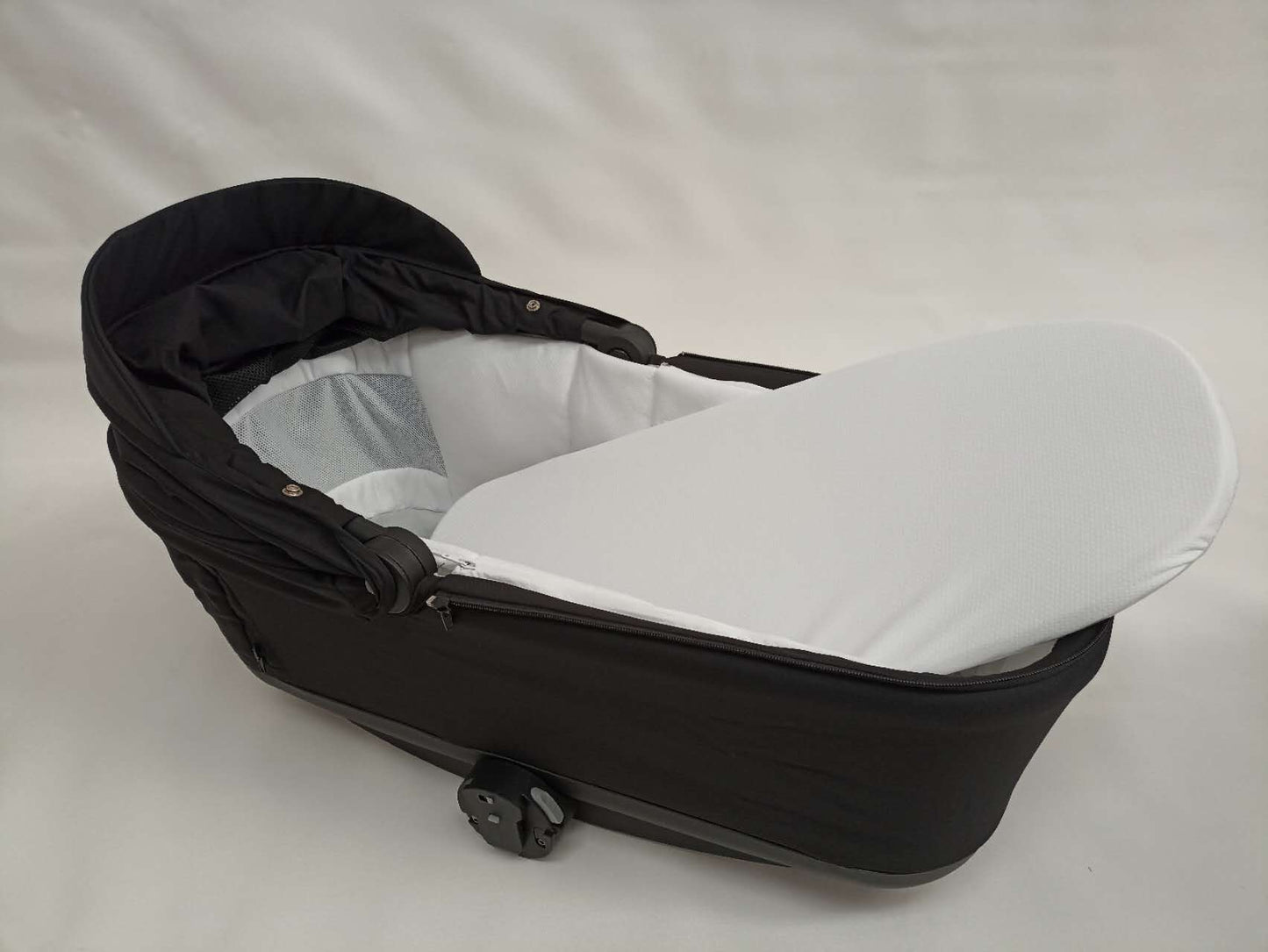 Baby Brightness Luxe Carrycot Black