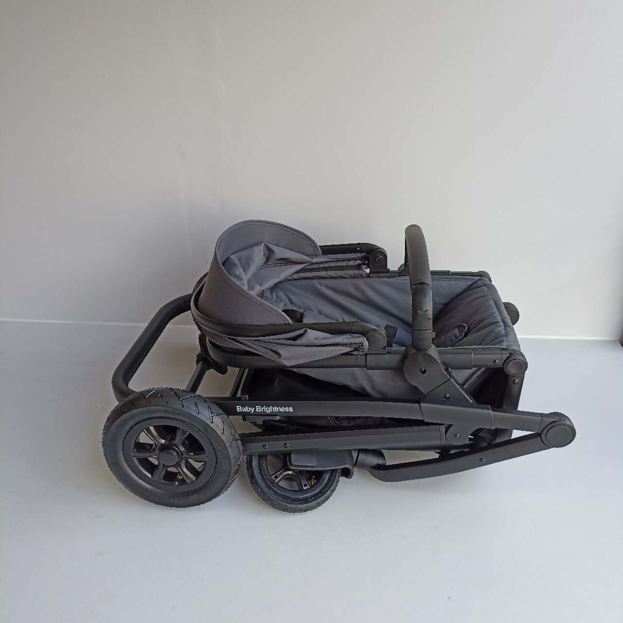 Baby Brightness Palms 2+ baby stroller with baby capsule and ISOFIX base Black