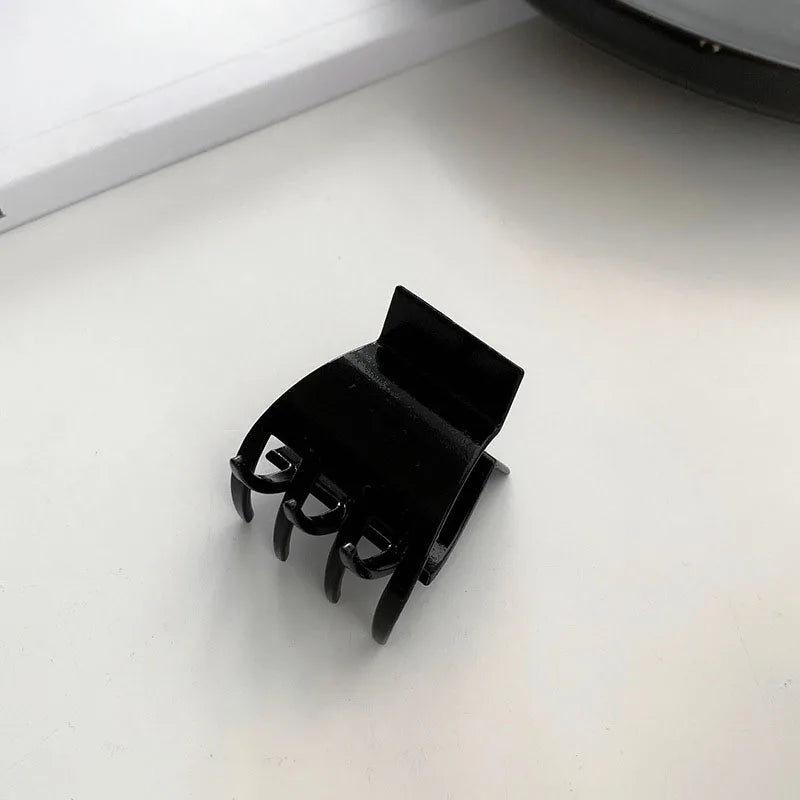 Elegant Geometric Hair Claw Clip – Black Toothed Hair Clip for Long Hair