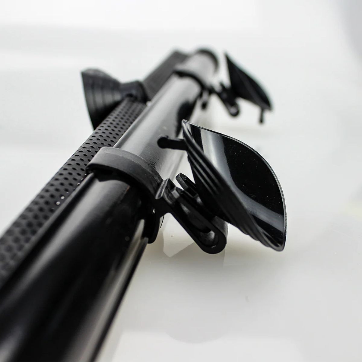 EZI SUN ROLLER is a sunshade that is placed on your car window. Protect your child from heat and sun.