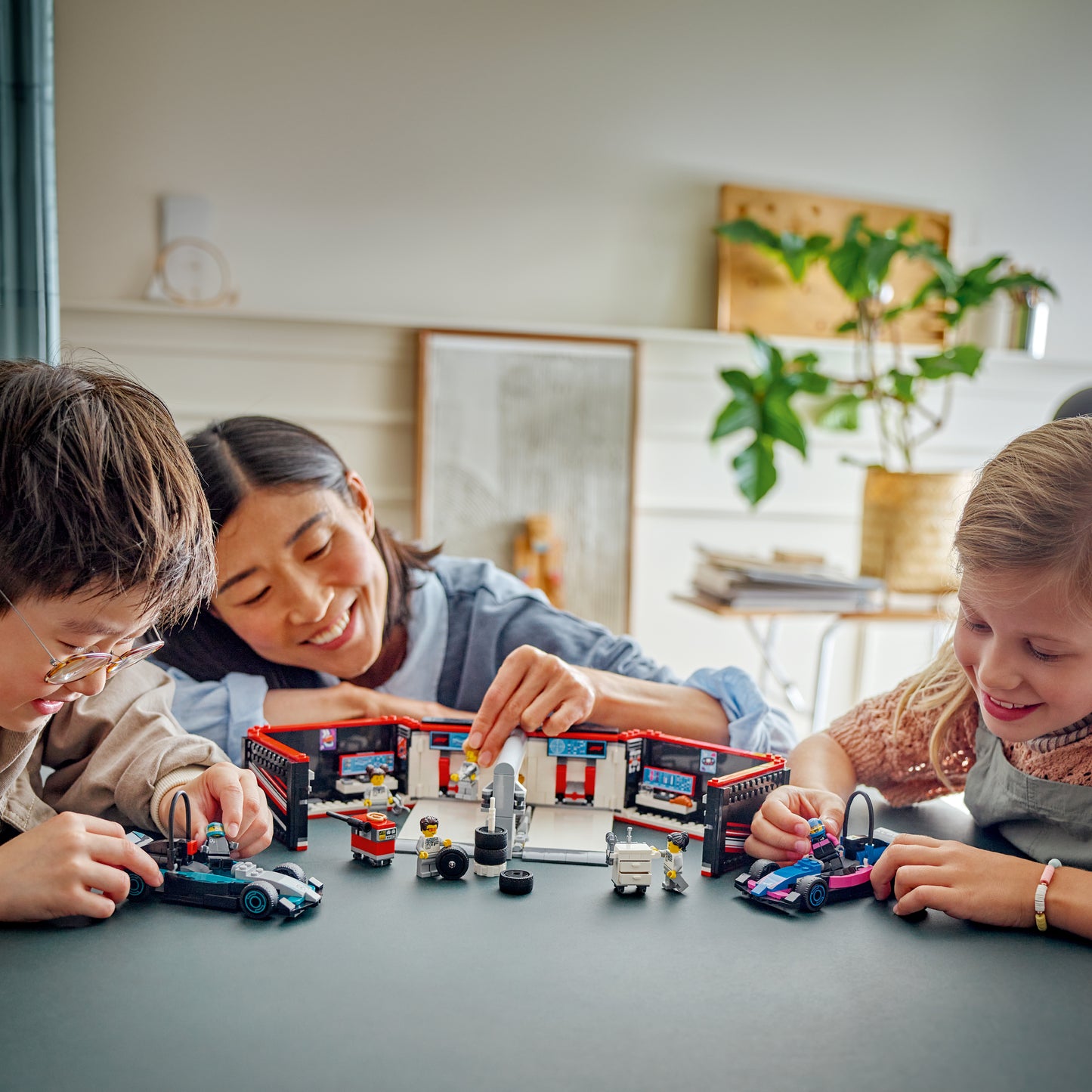 LEGO City: F1 Garage & Mercedes-AMG and Alpine Cars (60444)
