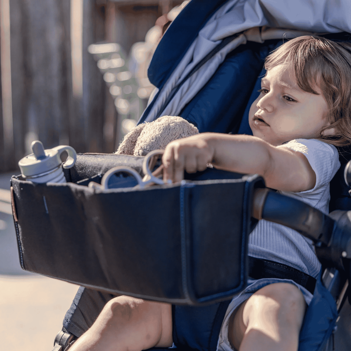 The Ezi Snack 2-in-1 Stroller Organizer is designed to simplify your outings with baby, keeping both snacks and small essentials close at hand.