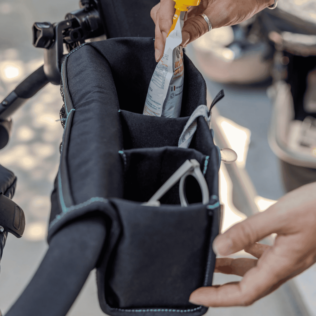 The Ezi Snack 2-in-1 Stroller Organizer is designed to simplify your outings with baby, keeping both snacks and small essentials close at hand.