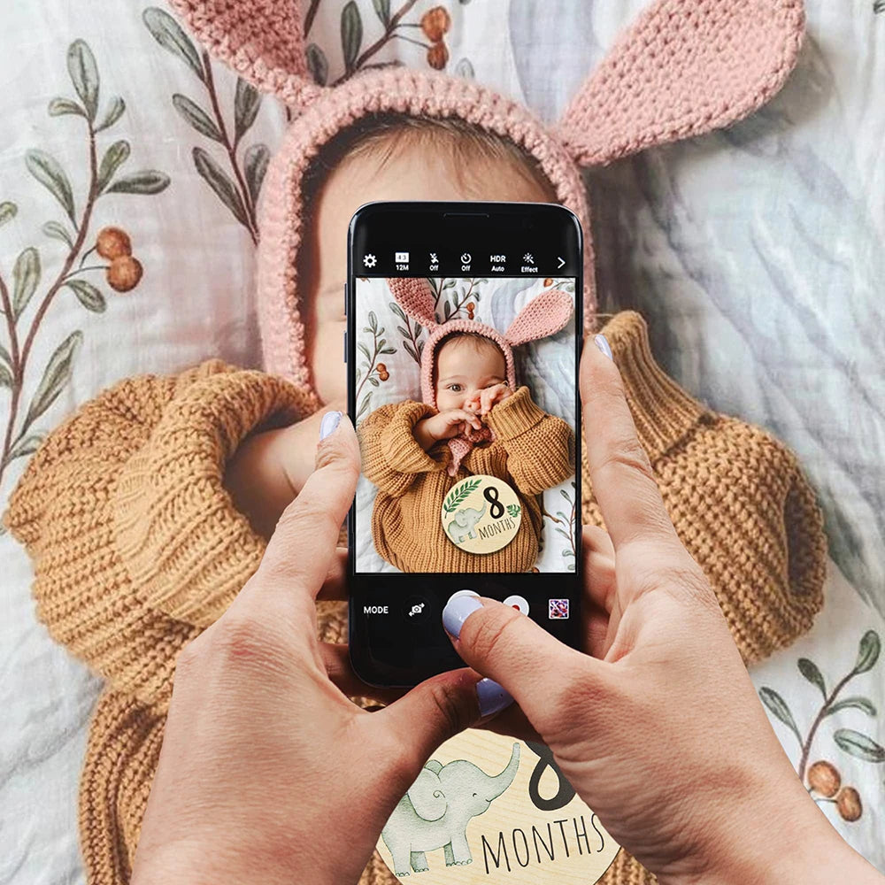 Newborn Monthly Milestone Cards – Wooden Baby Photo Props