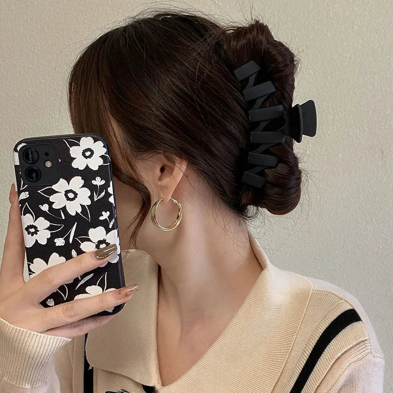 Elegant Geometric Hair Claw Clip – Black Toothed Hair Clip for Long Hair