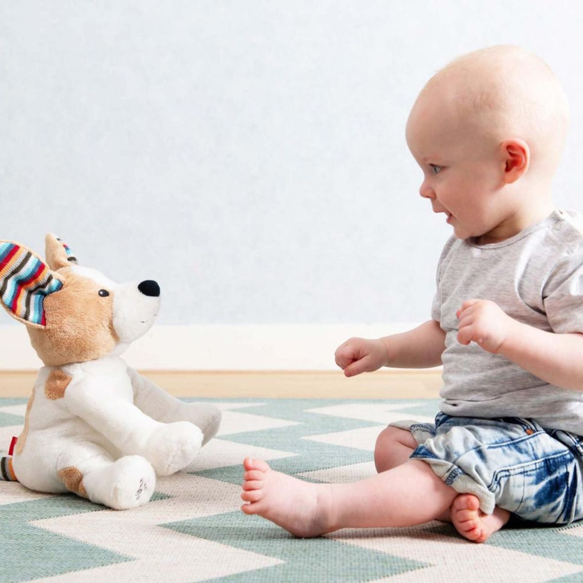 A must have soft toy friend for your little one, the Peek-a-Boo soft Danny the Dog has flapping ears and sings “Do your ears hang low” as he entertains your baby.