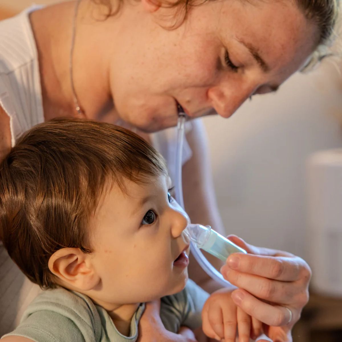 The Nöze Pro is a filter-free nasal aspirator designed to help parents clear their baby’s nasal passages safely and effectively. Its unique filter-free system uses a valve mechanism that prevents backflow, ensuring optimal hygiene without needing to buy or replace filters.