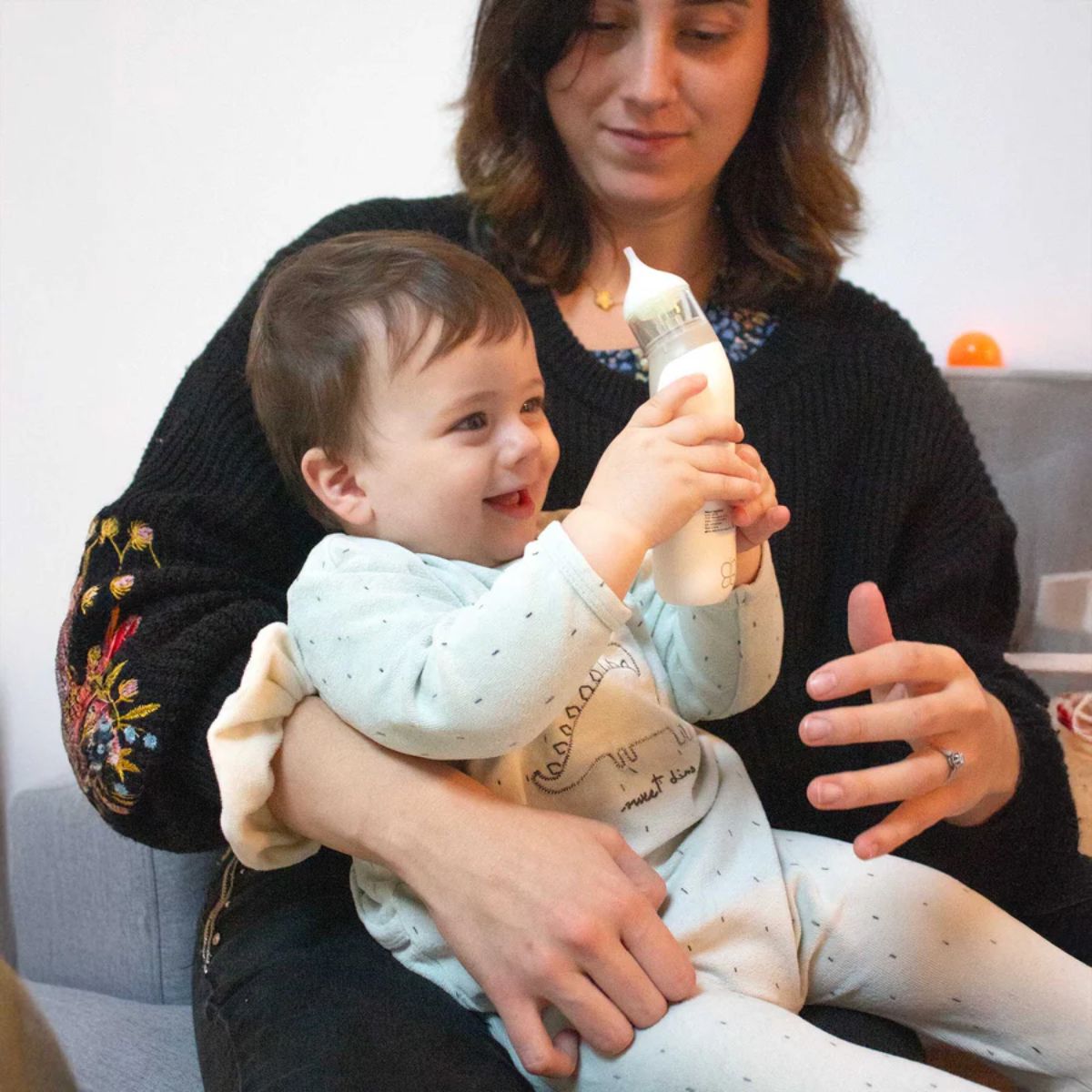 Gentle and effective nasal aspirator with adjustable suction and soothing features. Designed for easy breathing relief for babies and children.The Rinö Pro is an advanced nasal aspirator designed to help clear nasal congestion in babies and young children safely and efficiently. 