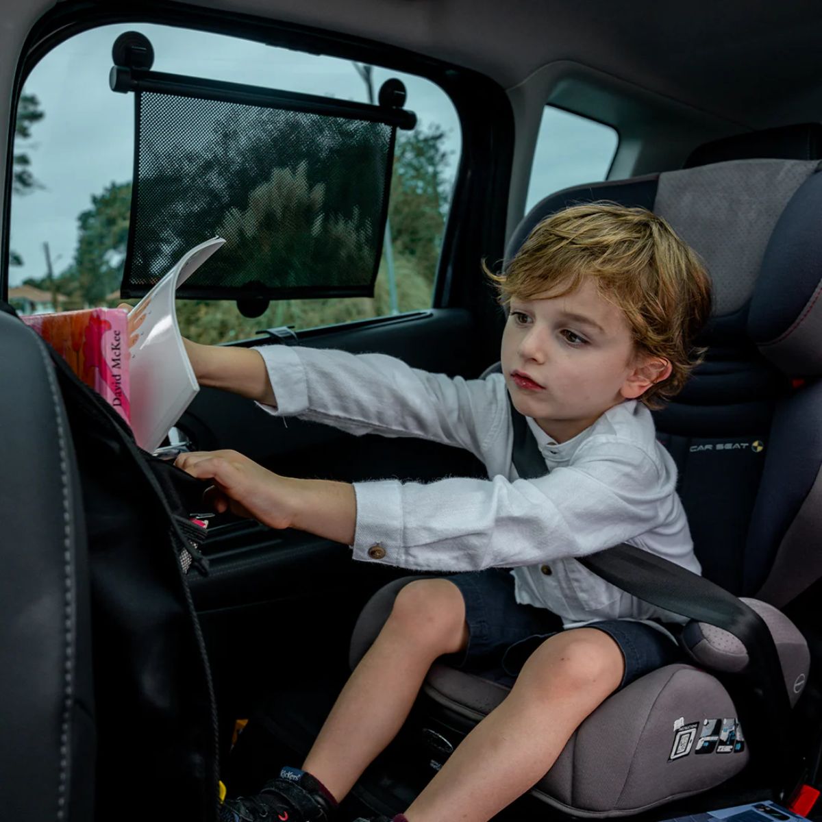 EZI SUN ROLLER is a sunshade that is placed on your car window. Protect your child from heat and sun.