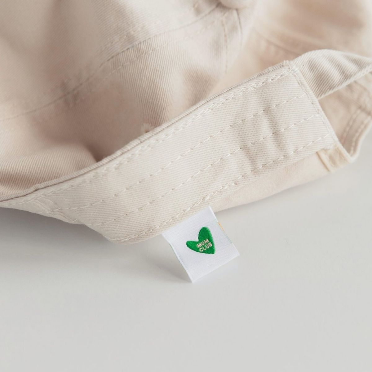 The small details of the mum club label on the back of the hat.